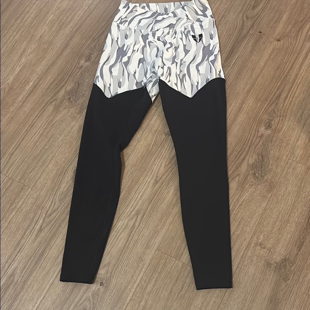 Firm Abs Black and Gray Patterned Leggings NWT